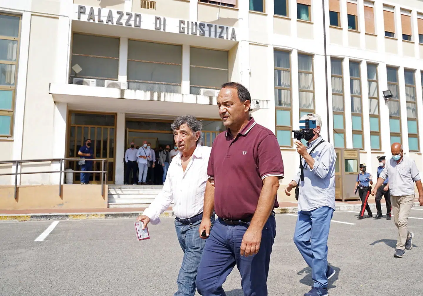 Domenico 'Mimmo' Lucano, suspenderet borgmester i Riace, forlader retten i Locri i det sydlige Italien torsdag den 30. september 2021.