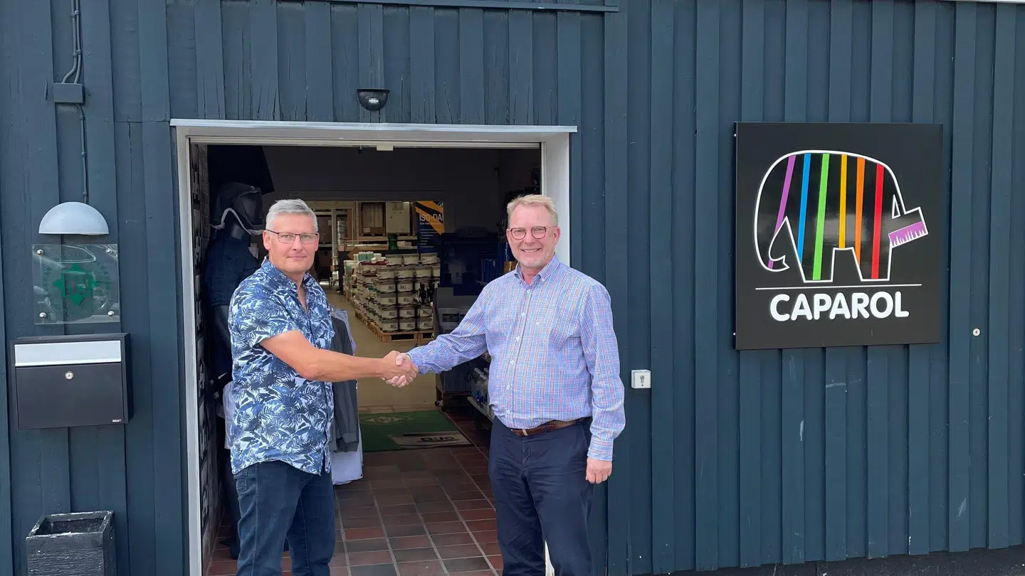 Malervarer Engros’ hidtidige ejer, Jan Rasmussen, giver håndslag på handlen med Beck & Jørgensenssalgsdirektør Claus Bjørn (t.h.) foran forretningen på Finlandsgade i Aarhus Nord.