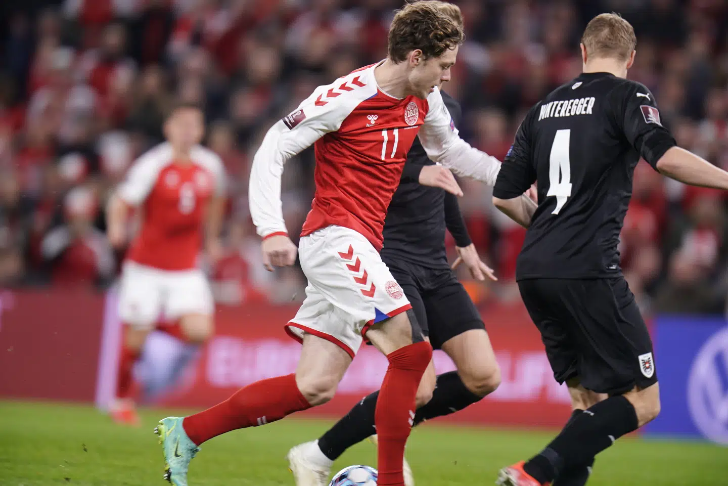 Denmark Andreas Skov Olsen, left and Austrias Martin Hinteregger, right, during the World Cup qualification soccer match between Denmark and Austria, in Parken Stadium in Copenhagen, Denmark, Tuesday Oct. 12, 2021.. (Foto: Liselotte Sabroe/Ritzau Scanpix)