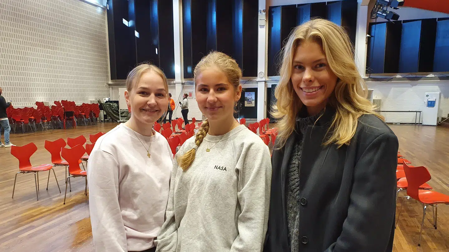 Der er uskrevne regler på Hasseris Gymnasium lyder det fra Mathilde Badstue Mølbæk (t.v.), Thea Emilie Terp Uhre (m.f.) og Olivia Brix Baastrup (T.h).