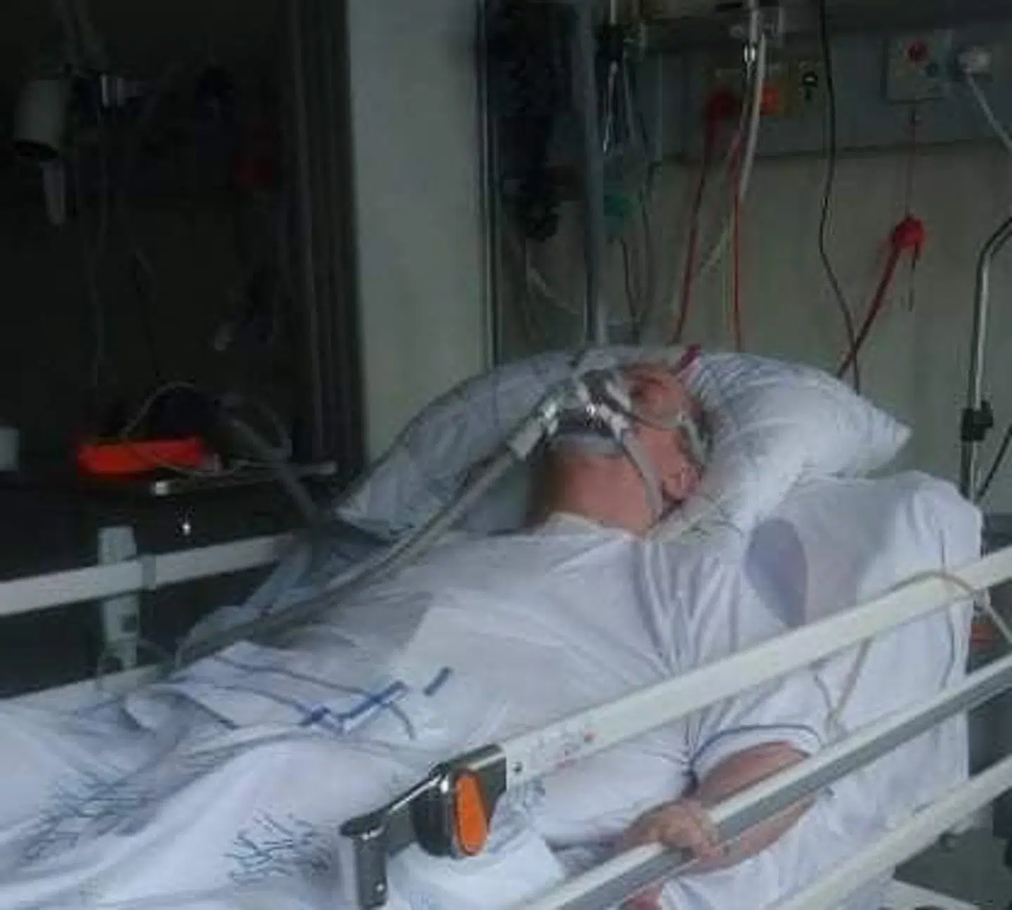 Bent med iltmaske på under intensivtiden