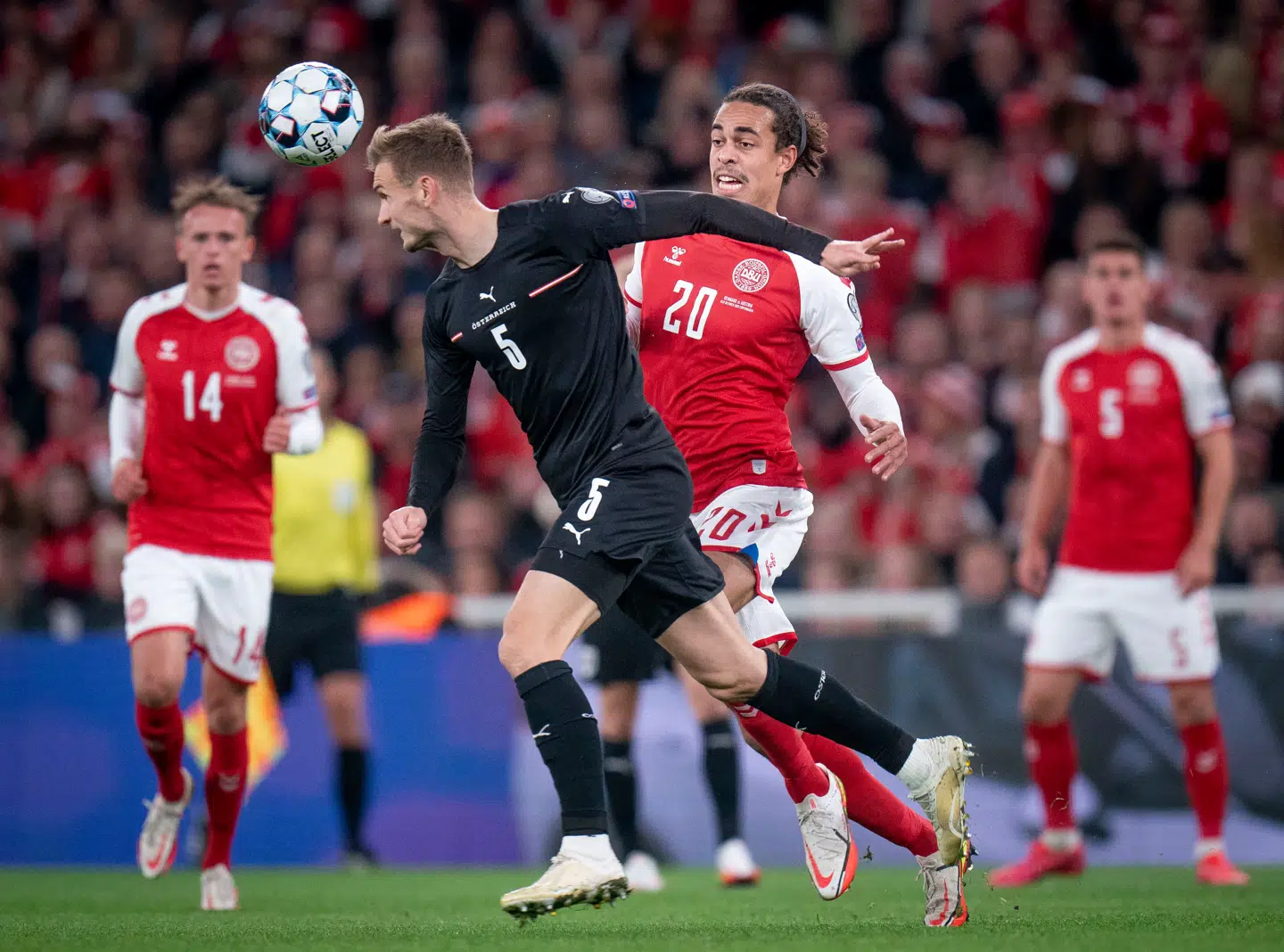 Denmark Yussuf Poulsen, right, and Austrias Stefan Posch, left, during the World Cup qualification soccer match between Denmark and Austria, in Parken Stadium in Copenhagen, Denmark, Tuesday Oct. 12, 2021.. (Foto: Liselotte Sabroe/Ritzau Scanpix)