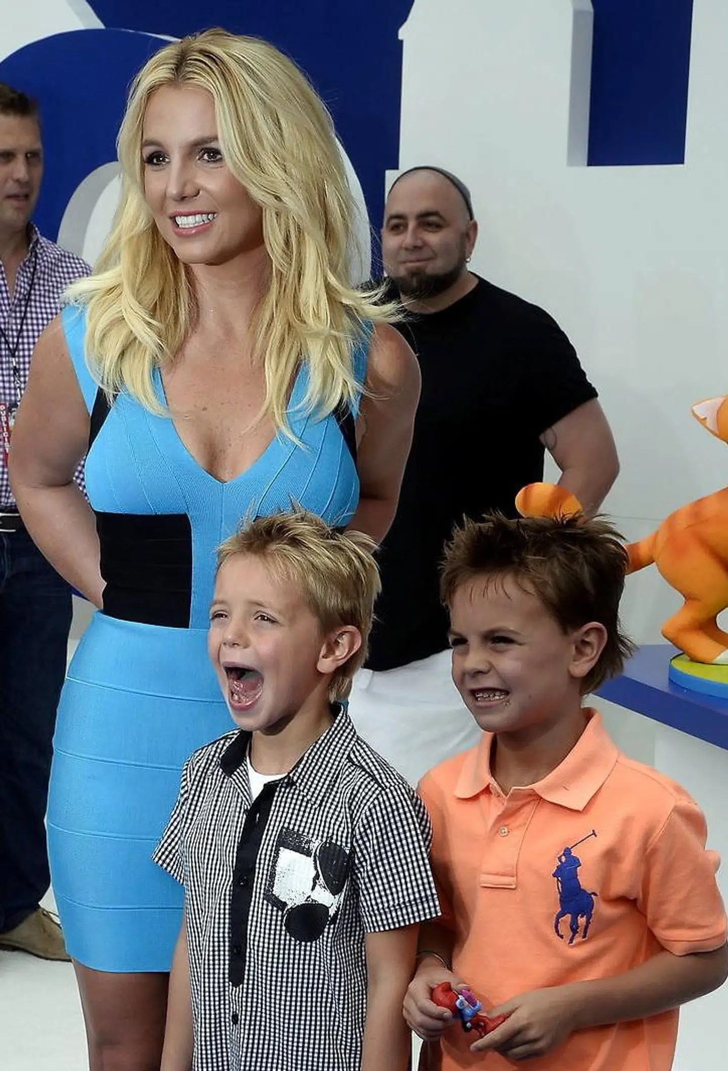 Britney Spears og sønnerne, Sean Preston og Jayden James, til premiere på ´Smurfs` i 2013. Foto: Michael Nelson.