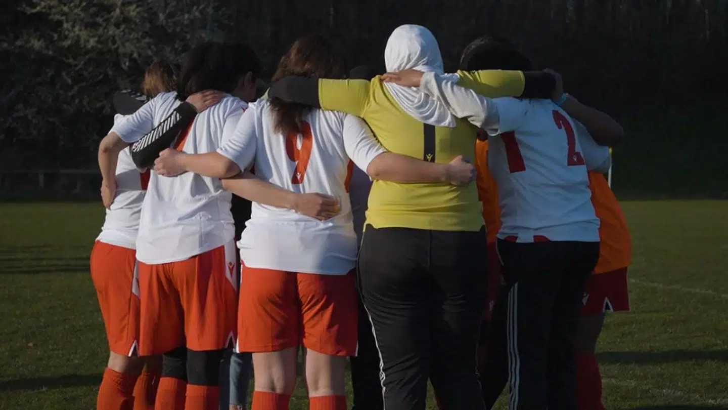 Nagin Ravand startede først et fodboldhold for unge piger op i Gellerupparken og har senest startet et nyt hold for kvinder.