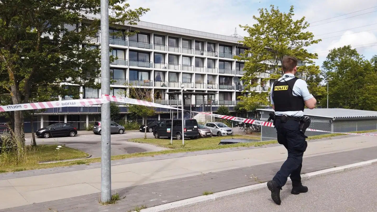 Politiet var dagen efter drabet massivt til stede i området omkring Lenesvej i det vestlige Aarhus, hvor episoden mellem de to grupperinger udspillede sig. Mikkel Berg Pedersen/Ritzau Scanpix/ Arkiv
