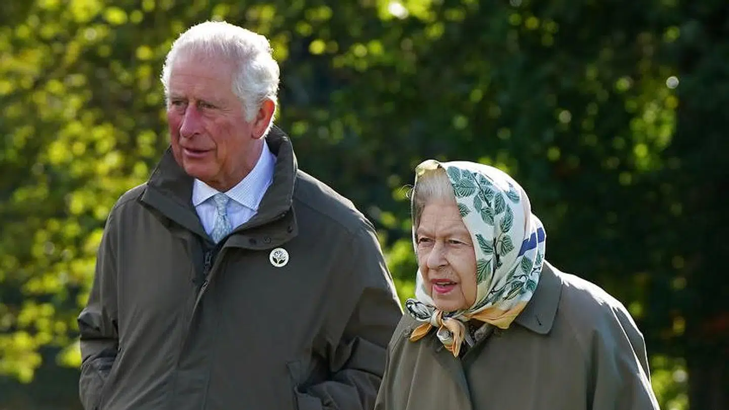 Dronning Elizabeth og prins Charles er tilsyneladende ikke alt for villige til at lade prins Andrew komme tilbage i den royale fold.