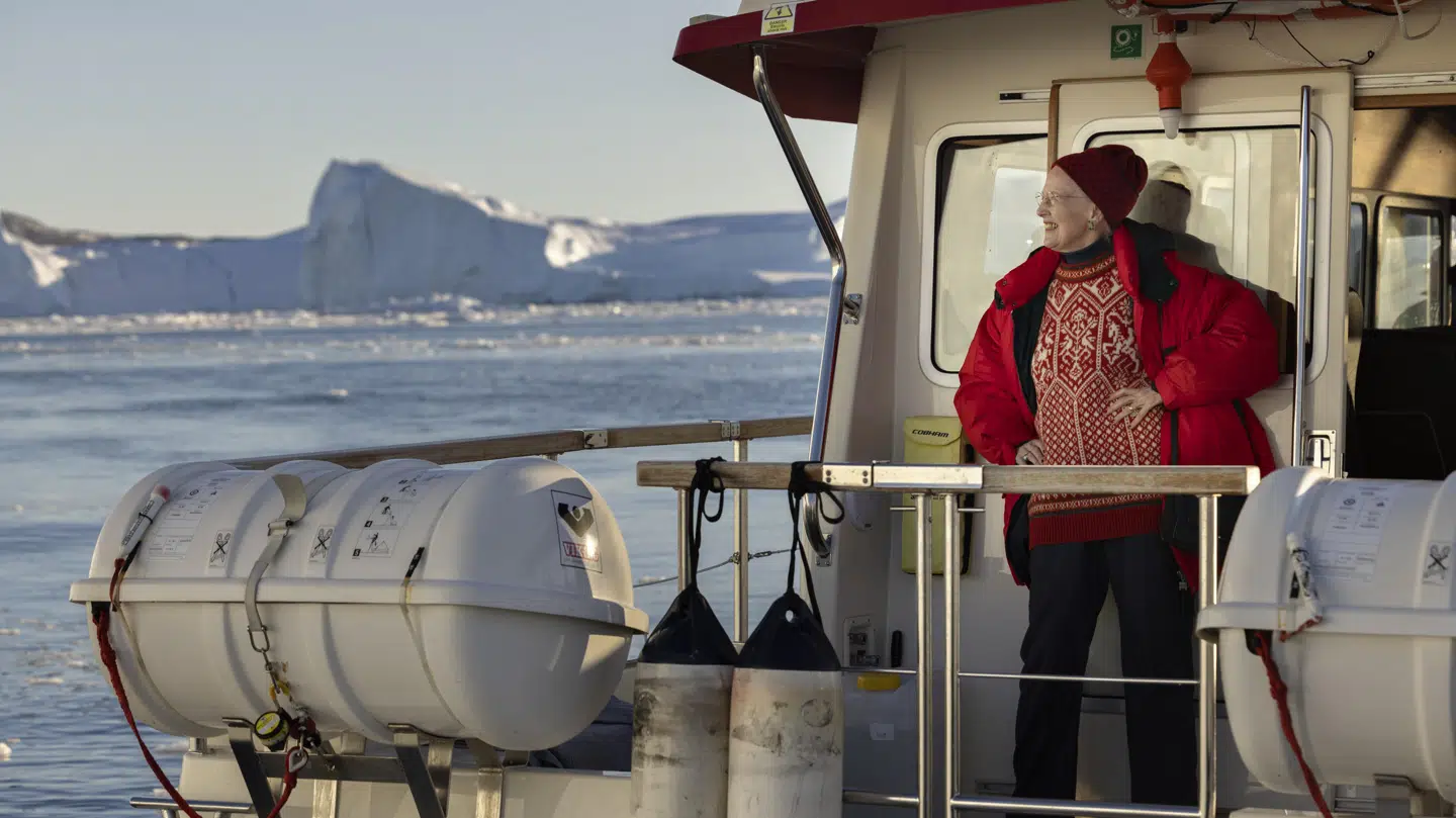 Dronning Margrethe sejlede ud på Isfjorden ud for Ilulissat i Grønland.