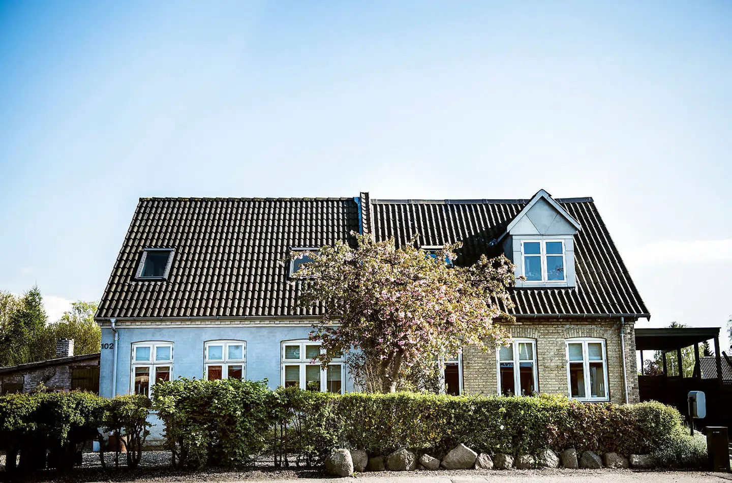Især huse i Udkantsdanmark er overvurderede. Ejerne har derfor i åresvis betalt for meget i ejendomsskat. Nu får arvinger tilbagebetalt den ejendomsskat, deres afdøde pårørende har betalt for meget.