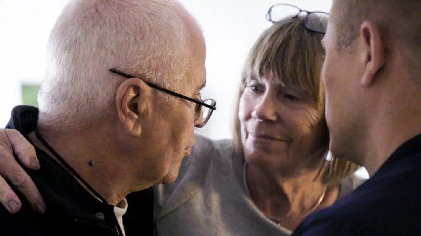 Kærligheden mellem Jan Friche og hustruen, Anne-Grethe, skinner igennem i de tre udsendelser, Kasper lavede om faderens demenssygdom. Foto: DR.