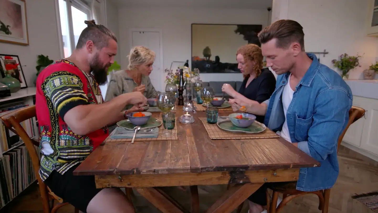 Laura Drasbæk medvirker i ugens 'Til middag hos' sammen med politiker Rosa Lund, danser Morten Kjeldgaard og MMA-kæmper Nicolas Dalby.