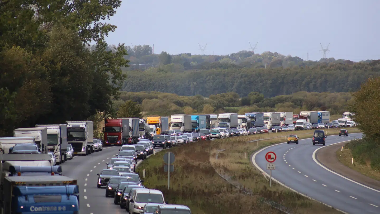 Mandag eftermiddag har der været massiv kø på Sønderjyske Motorvej. Foto: Presse-fotos.dk