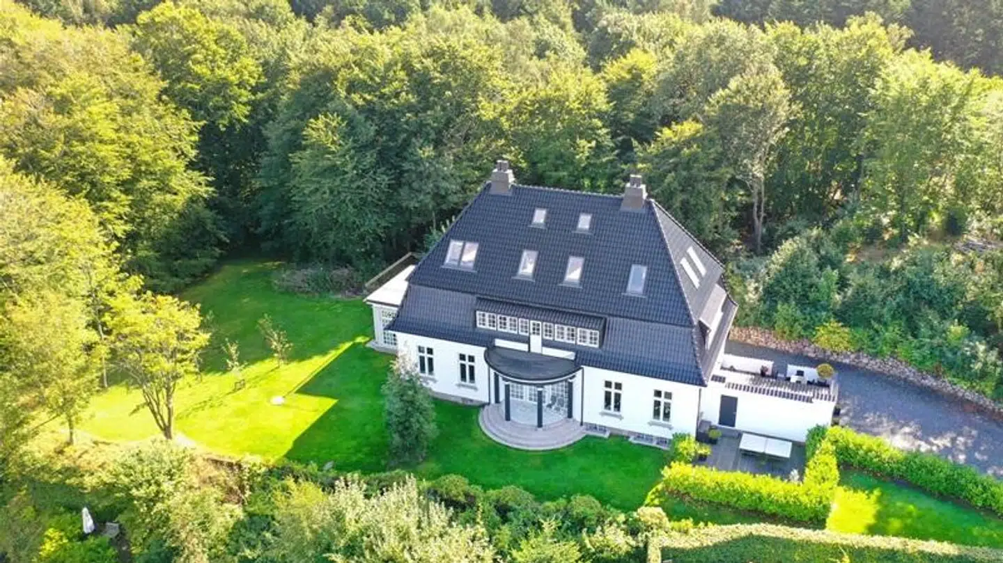 Den 100 år gamle bolig har en herskabelig stil, der ifølge annoncen skulle være bevaret indvendigt efter den fire år lange renovering.