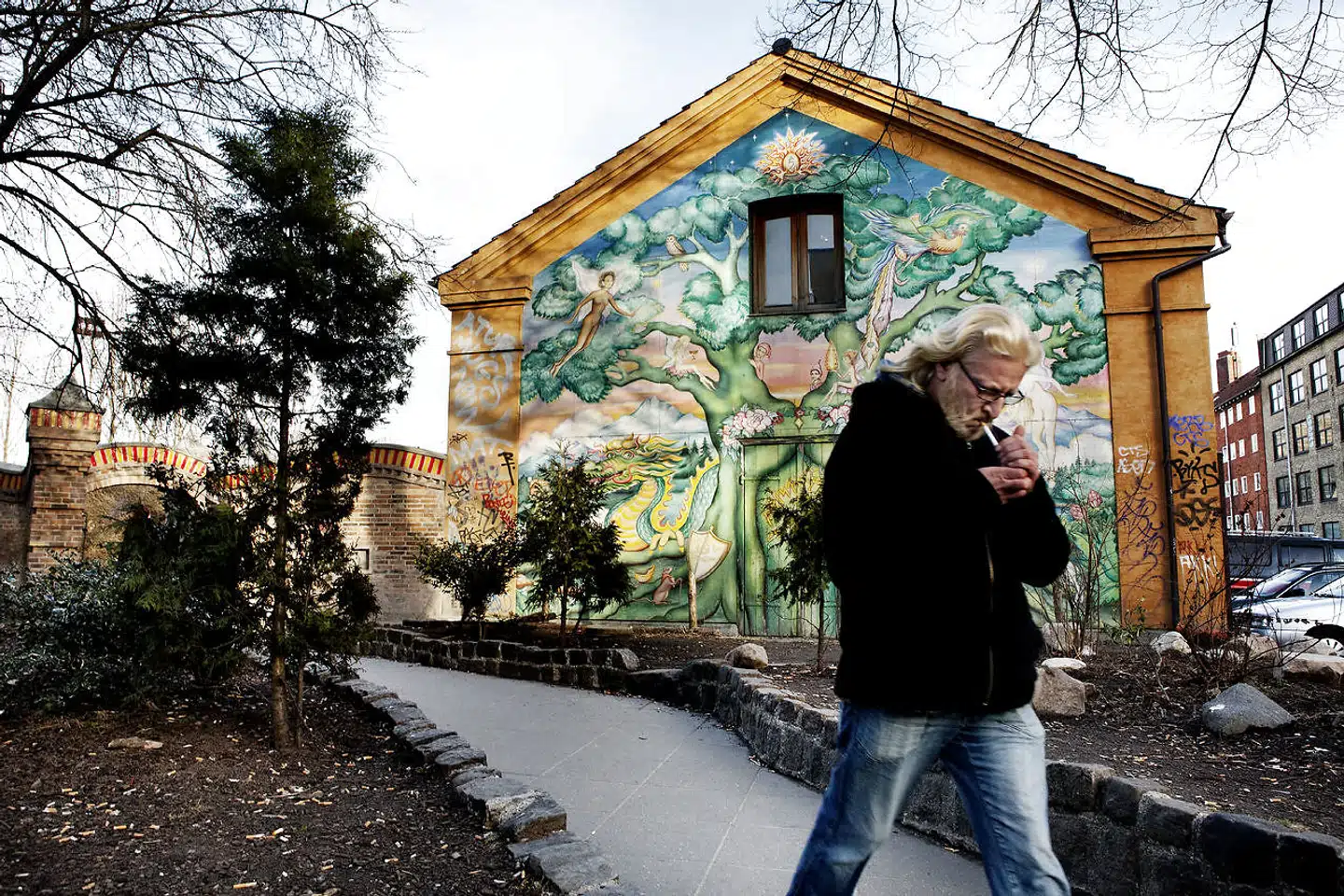 Bag den farvestrålende gavl ved indgangen til Christiania bor pusherne i vild luksus, hævdes det i ny bog.