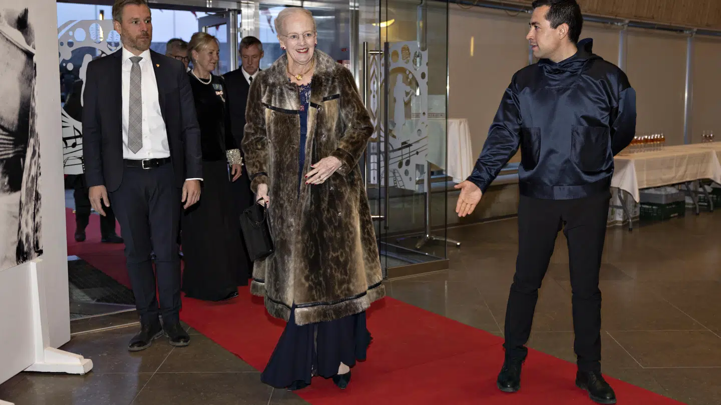 Dronning Margrethe ankommer til kulturhuset Katuaq i Nuuk, hvor formanden for Naalakkersuisut, Múte Bourup Egede, er vært ved en officiel middag til ære for Dronningen lørdag den 9. oktober 2021. (Foto: Christian Klindt Sølbeck/Ritzau Scanpix)