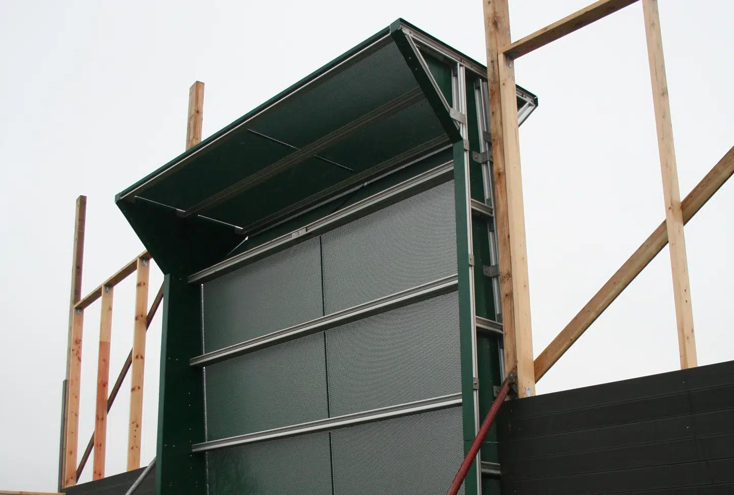 Claus Veronese Nielsen har fundet på at bygge en såkaldt Topsorber, der ligner et T-formet topstykke, som sættes på selve støjafskærmningen for at mindske støj. Foto: Privat.