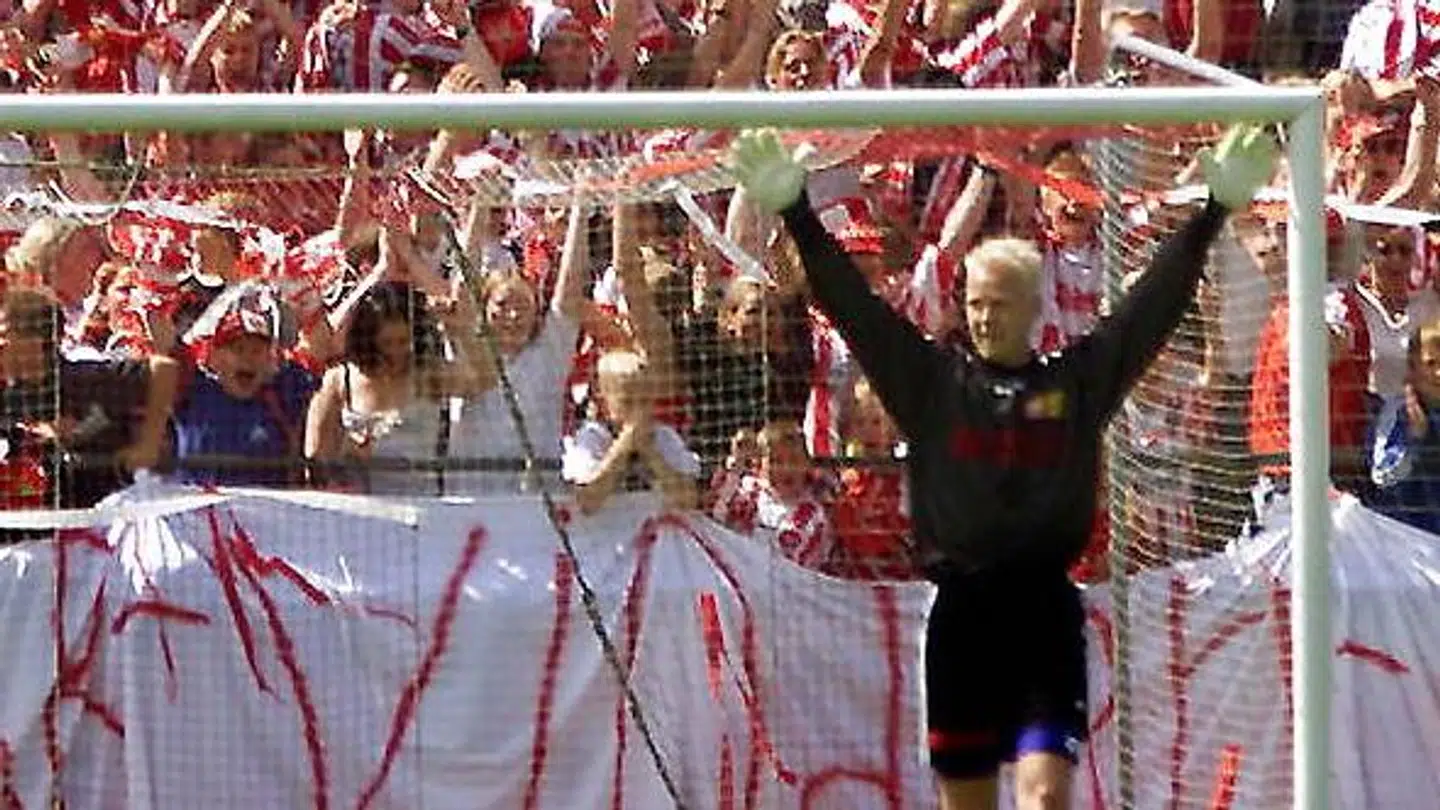 Rød mur bag 'Den Hvide Puma', Jimmy Nielsen, da AaB blev danske mestre i 1999.