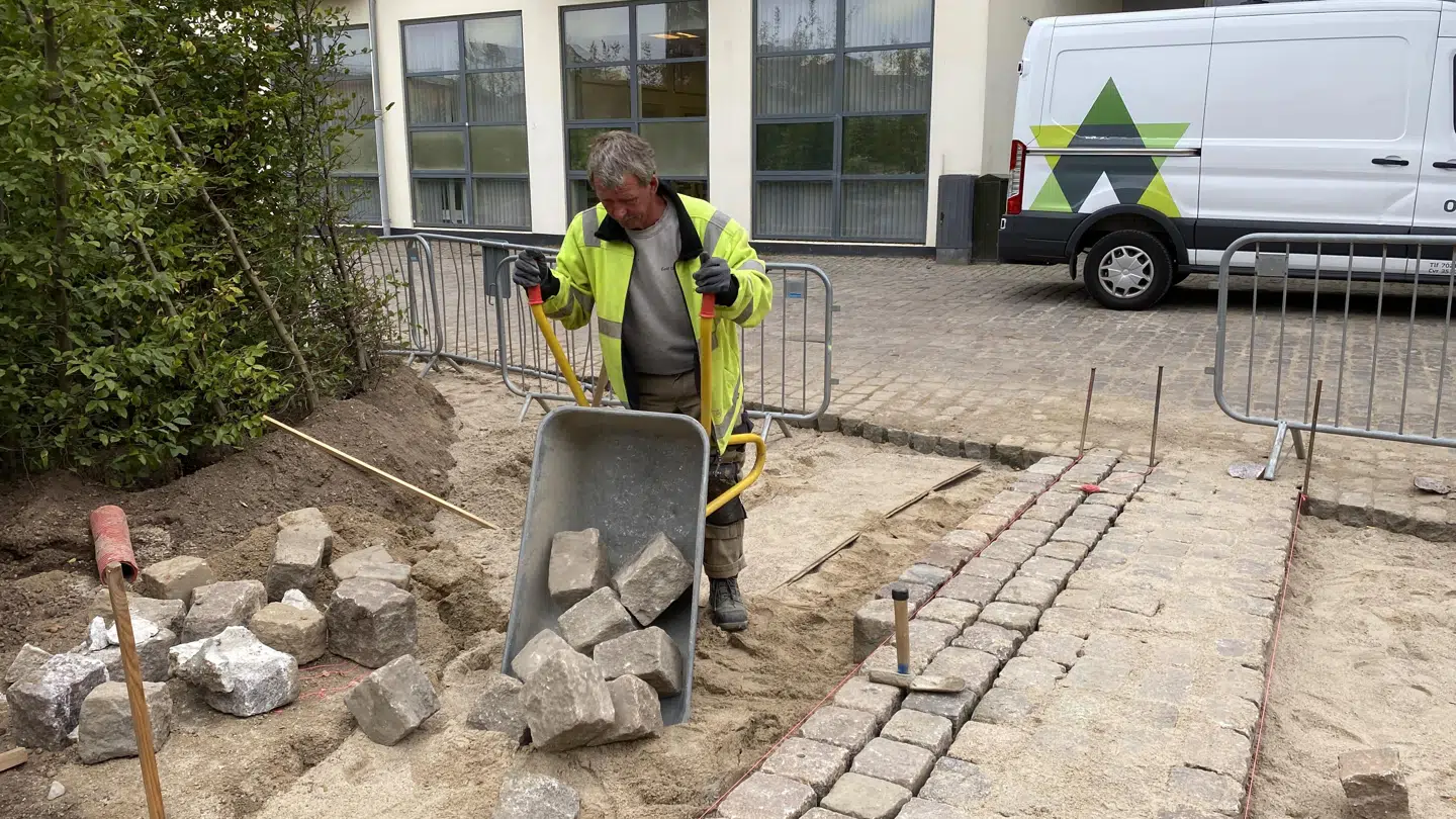 Leif Donner er brolægger og er med til at lægge de tusindvis af sten ved det nye H. C. Andersens Hus i det centrale Odense. Foto: Ann-Sophie Holm