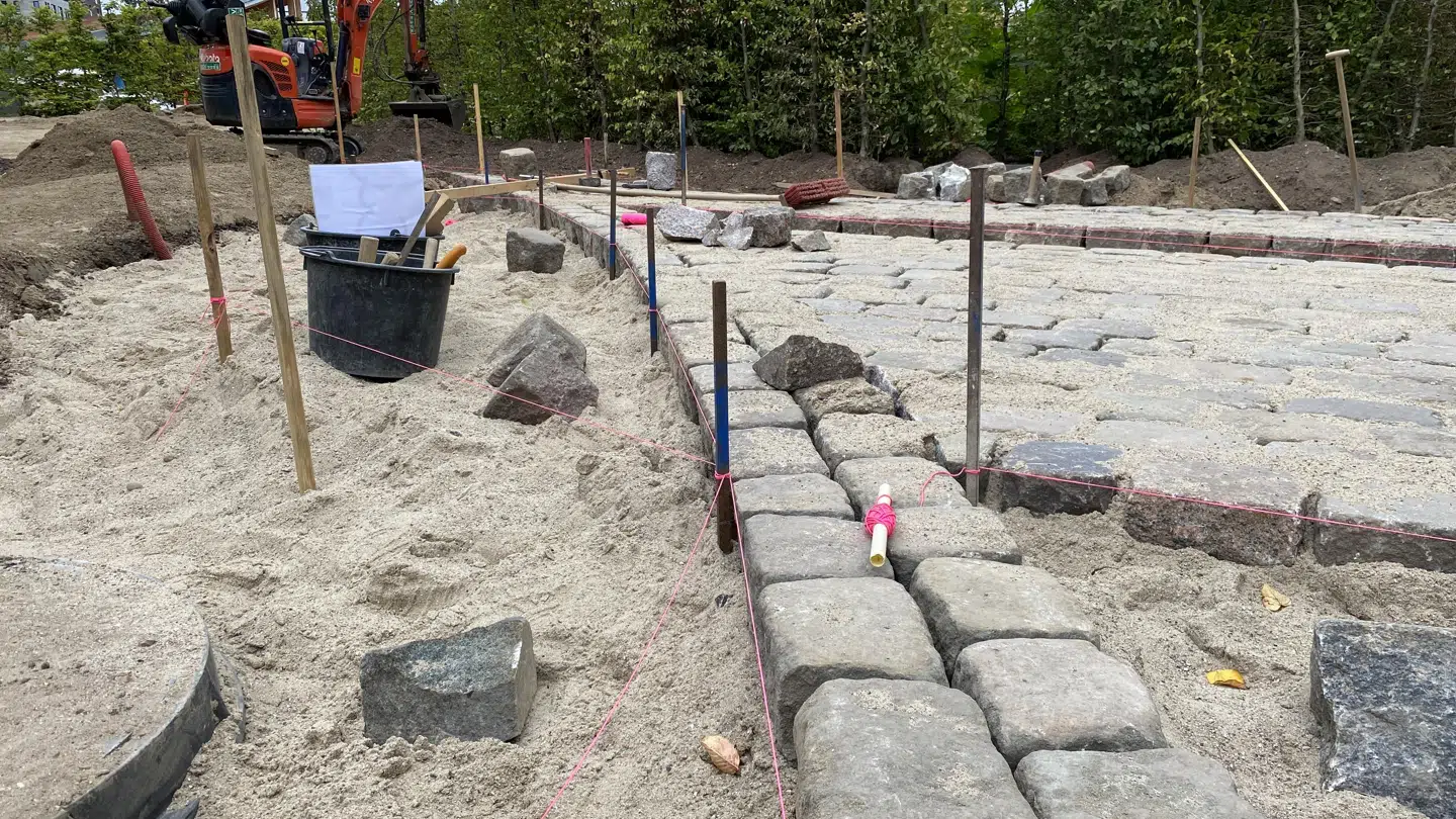 Leif Donner er brolægger og er med til at lægge de tusindvis af sten ved det nye H. C. Andersens Hus i det centrale Odense. En udfordrende opgave på grund af de mange buer og cirkler i arbejdet. Foto: Ann-Sophie Holm