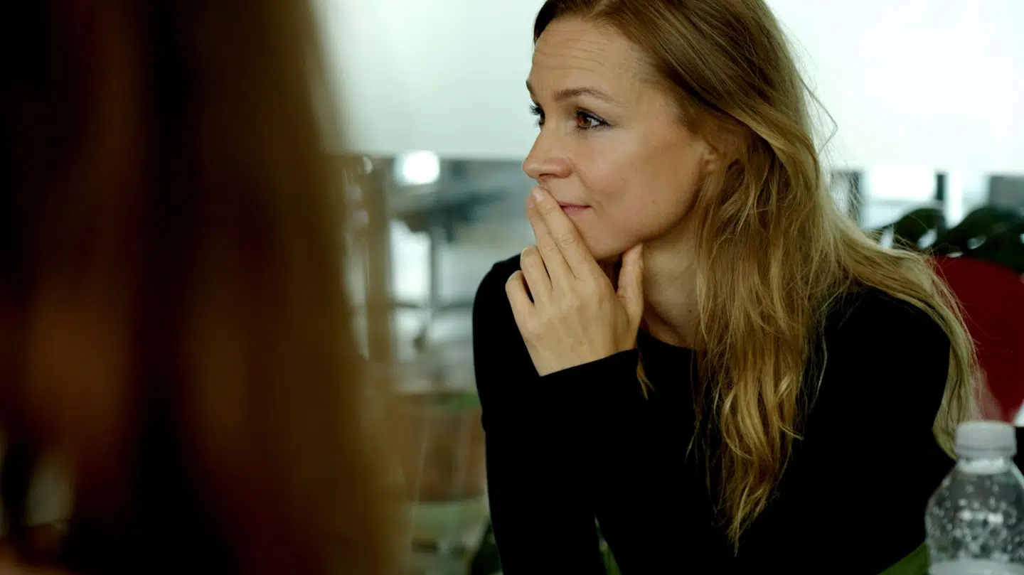 Signe Molde har fået bedre forståelse for den bekymring, der ligger bag konspirationsteorier. Foto DR