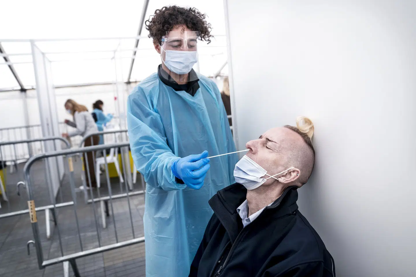 Næsten 42 millioner gange nåede podere over hele landet at putte en lille vatpind op i næsen på en borger. Her i testcenteret i Fælledparken i København i marts i år. Nu er lyntestcentrene pakket sammen. (Foto Liselotte Sabroe/Ritzau Scanpix)