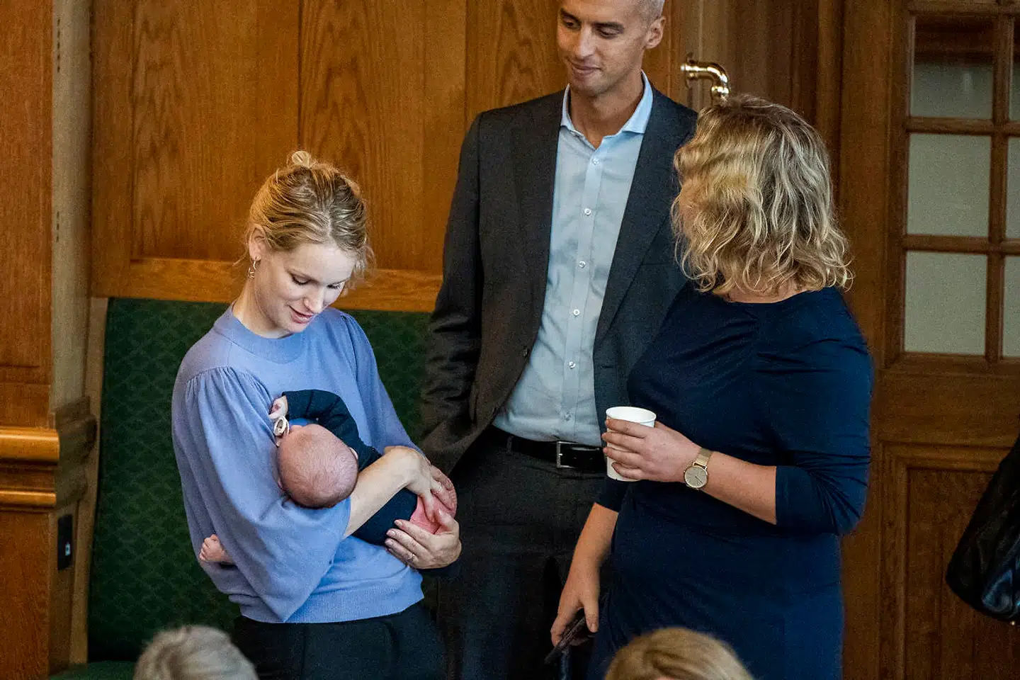 Pernille Skipper (EL) med sin nyfødte baby til åbningsdebatten i Folketinget torsdag. Hun blev senere bedt om at forlade salen af Pia Kjærsgaard (DF).