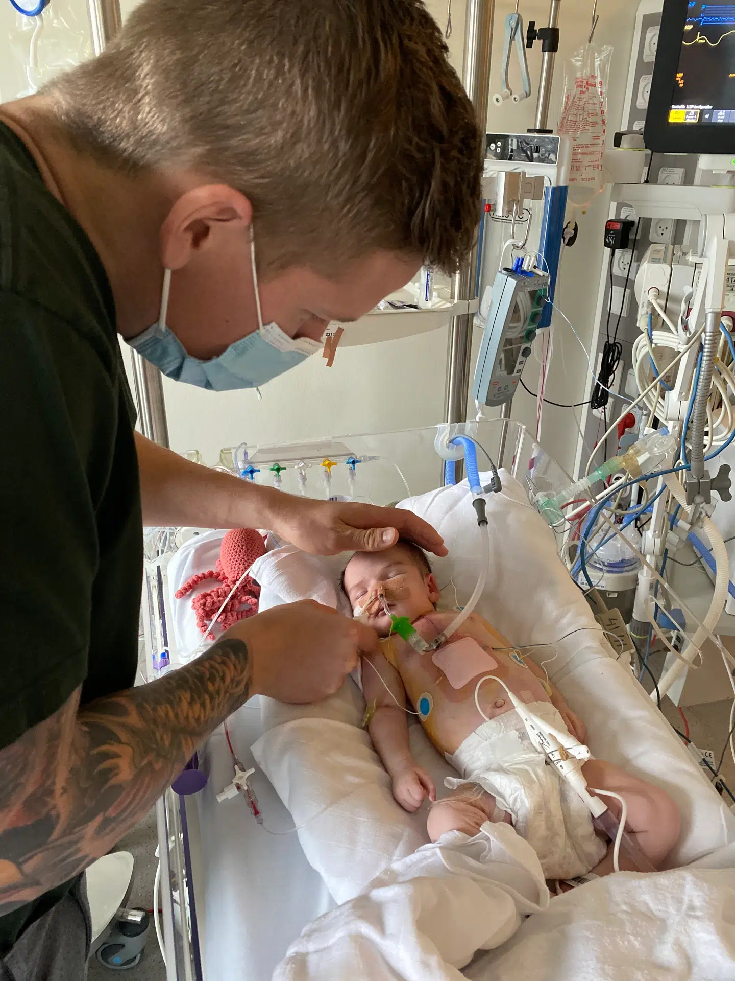 Aya sammen med sin far.