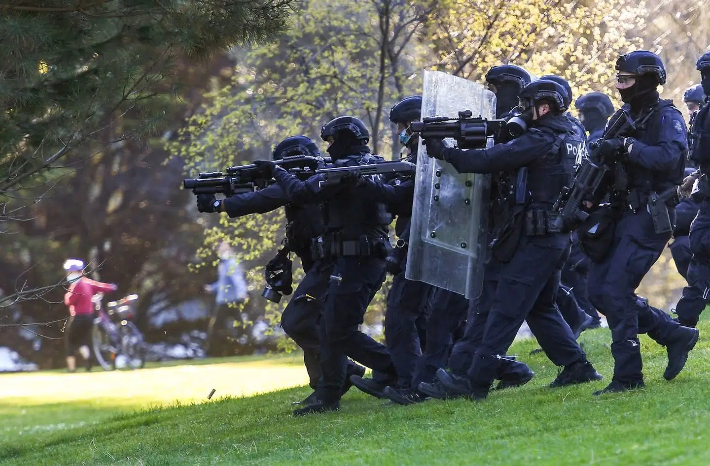 Police fire tear gas towards construction workers and demonstrators in the gardens surrounding the Shrine of Remembrance during a protest against Covid-19 regulations in Melbourne on September 22, 2021. (Photo by William WEST / AFP)