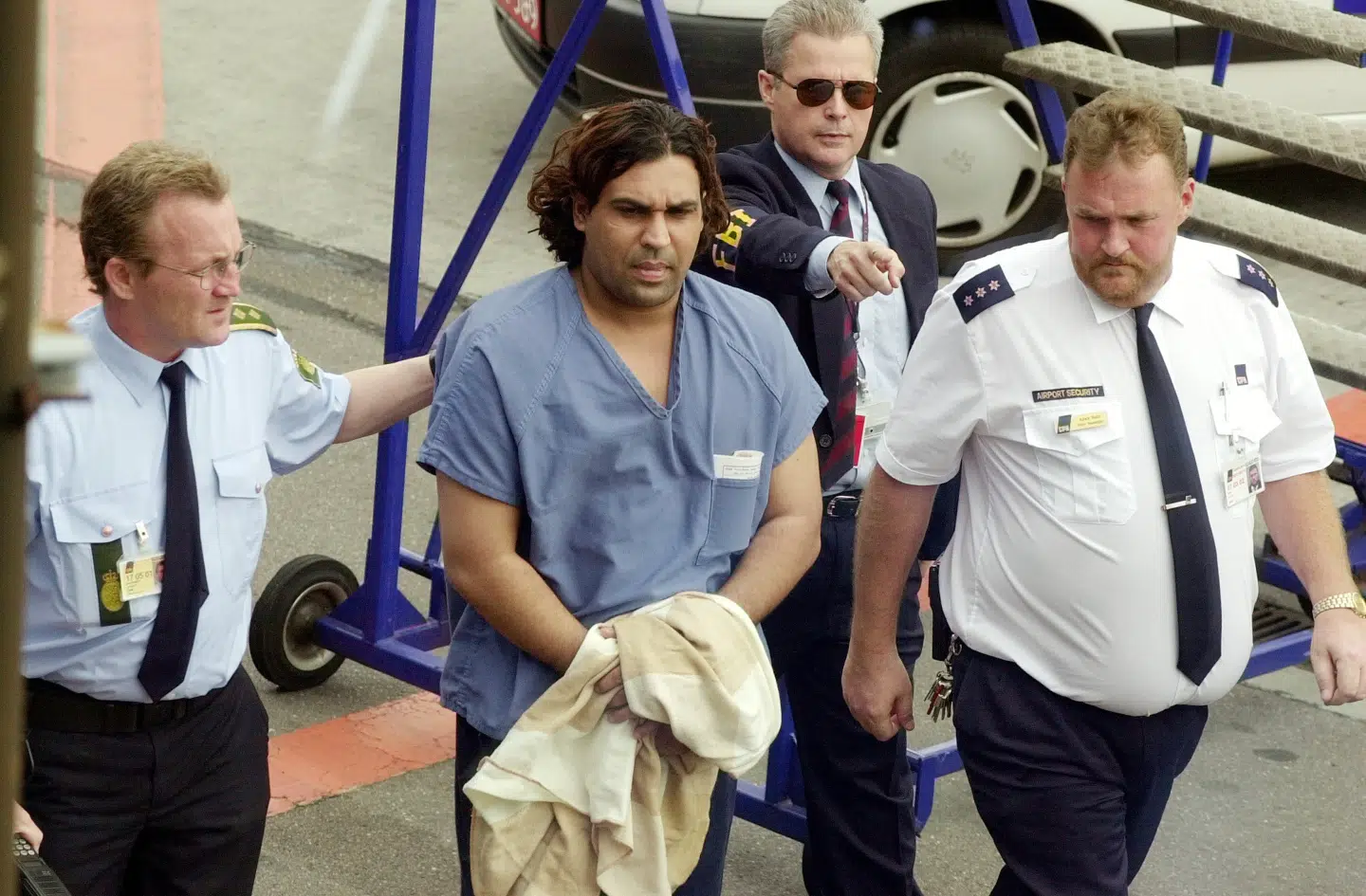 Amerikanske FBI-agenter, danske politifolk og lufthavnens eget sikkerhedspersonale slog ring omkring den indiske dobbeltmorder fra Fanø, da han landede i Københavns Lufthavn i Kastrup.