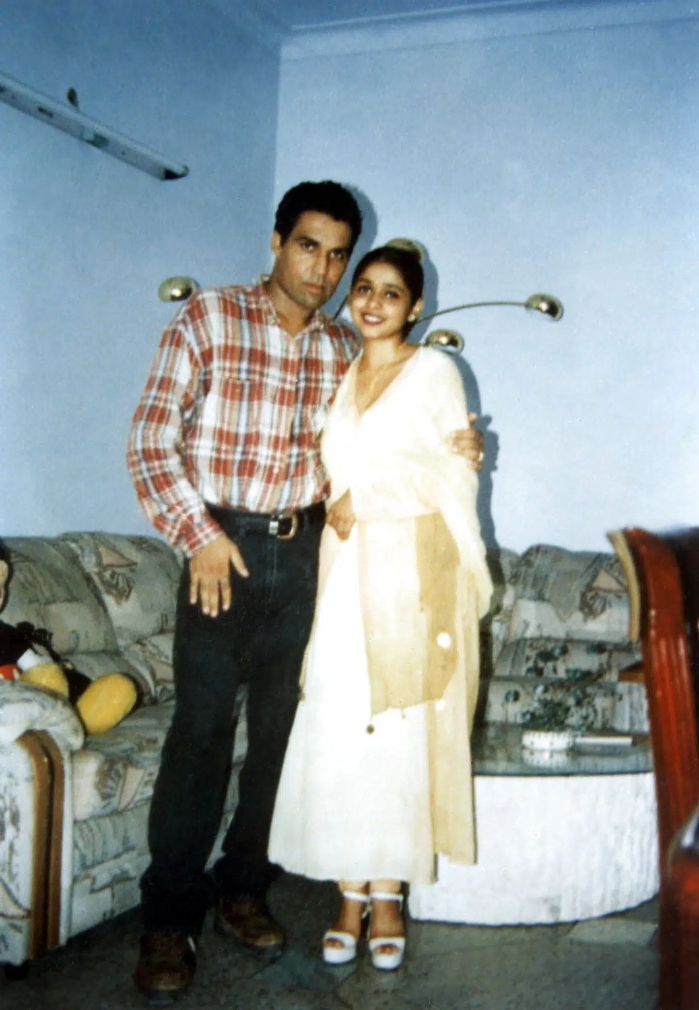 »Jeg er rystet over, at man i Danmark kan dømme mig uden beviser.« Sådan sagde Sanjay Sharma til B.T. i retslokalet i Viborg, da han i juni 2001 netop var blevet idømt livstid for dobbeltdrabet på Fanø. Her ses han med sin første kone – den indiske stewardesse Razi Singh – som indisk politi har en mistanke om, at han også dræbte.