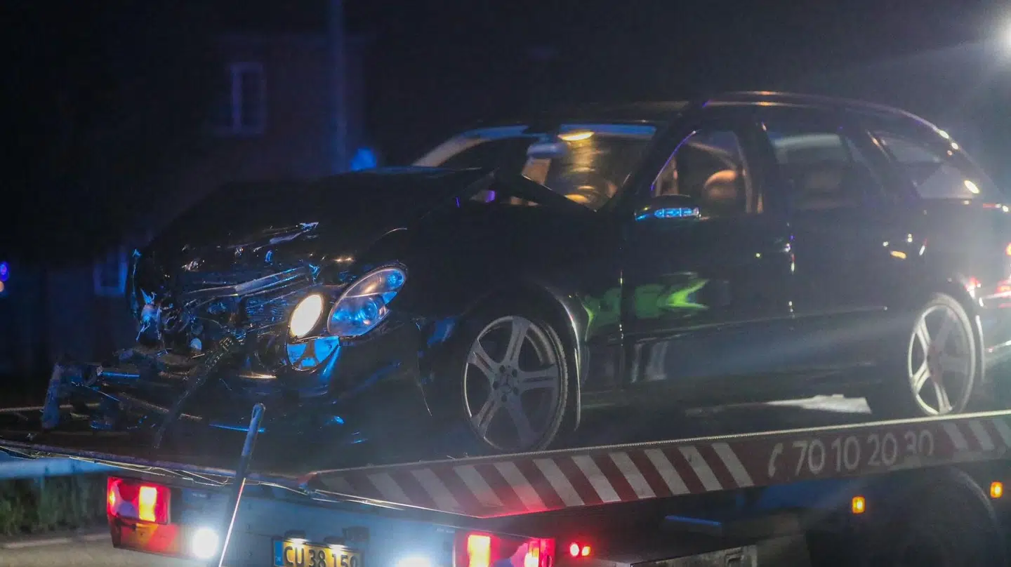 Københavns Vestegns Politi har natten til søndag kollideret med denne sorte bil i et voldsomt uheld. Ingen er kommet til skade.