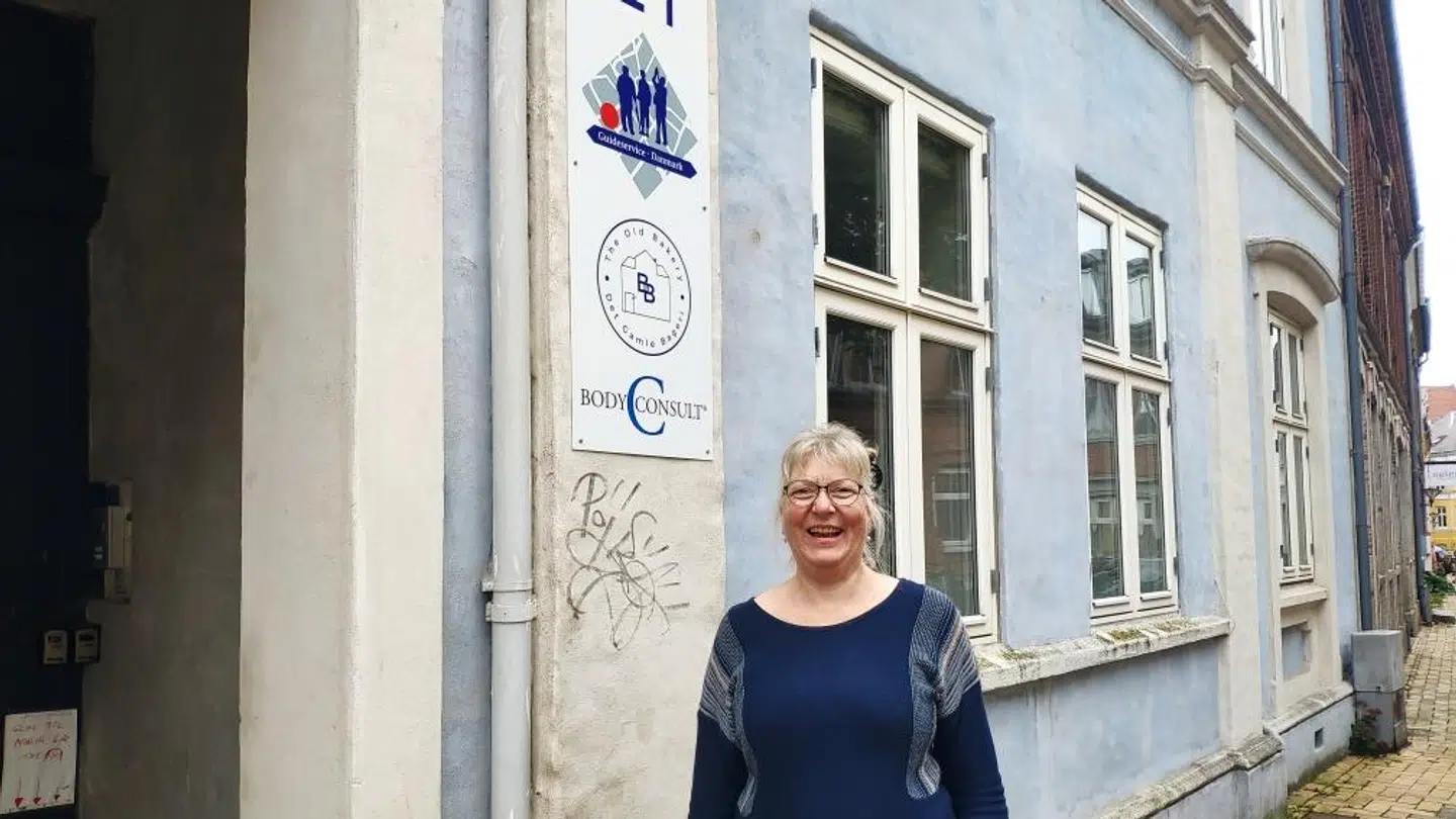 Mette Berrig foran sit kontor i Thorsgade i Odense, hvor rigtig mange turister har kigget forbi, siden kommunens turiskontor lukkede. Foto: Privat