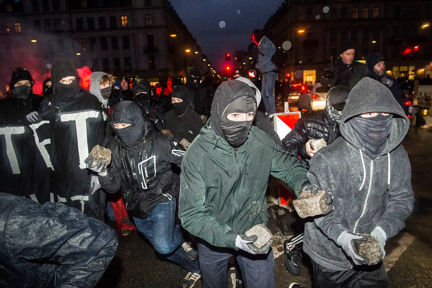 Unge omkring Ungdomshuset i København laver demonstration i 2017. Konfrontationer mellem aktivister og politi var omfattende og voldelige. Arkivfoto: Asger Ladefoged