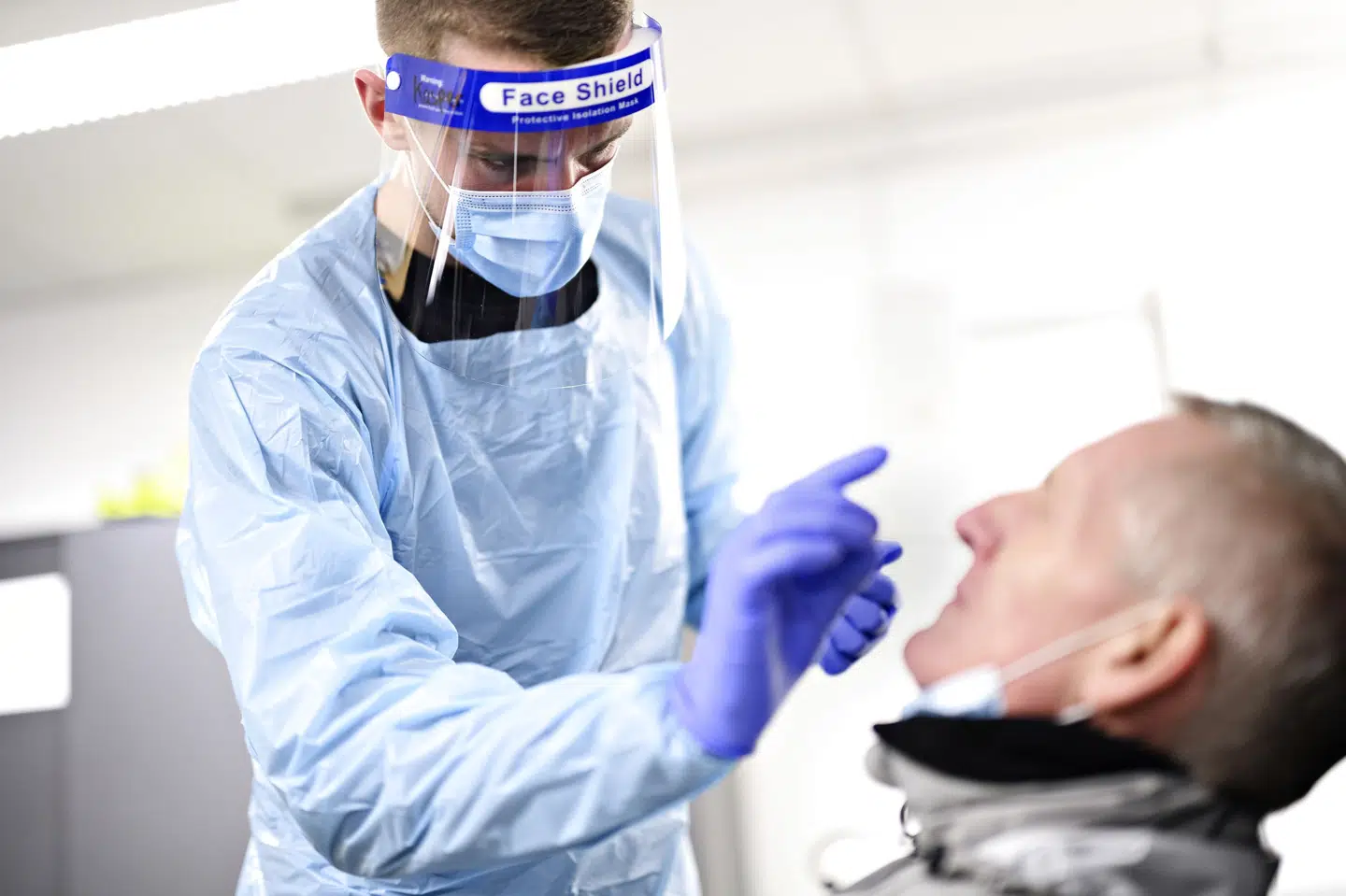 Siden december 2020 har private udbydere stået for at teste danskerne for corona. Det har primært været unge - som enten har haft sabbatår eller er under uddannelse - som har varetaget poder-jobbene. Nu bliver mange af dem arbejdsløse. De private udbydere forsøger dog at matche dem med en uddannelse eller job. (Arkivfoto) Philip Davali/Ritzau Scanpix