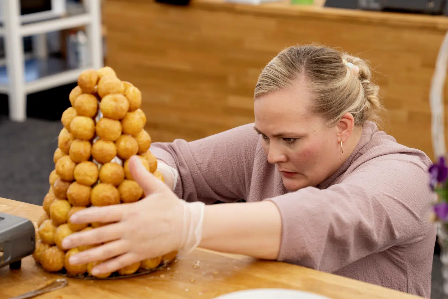 Katharinas croquembouche tårn ville desværre ikke slippe formen igen, så vandbakkelserne måtte skæres af - og det blev hendes endeligt i programmet.