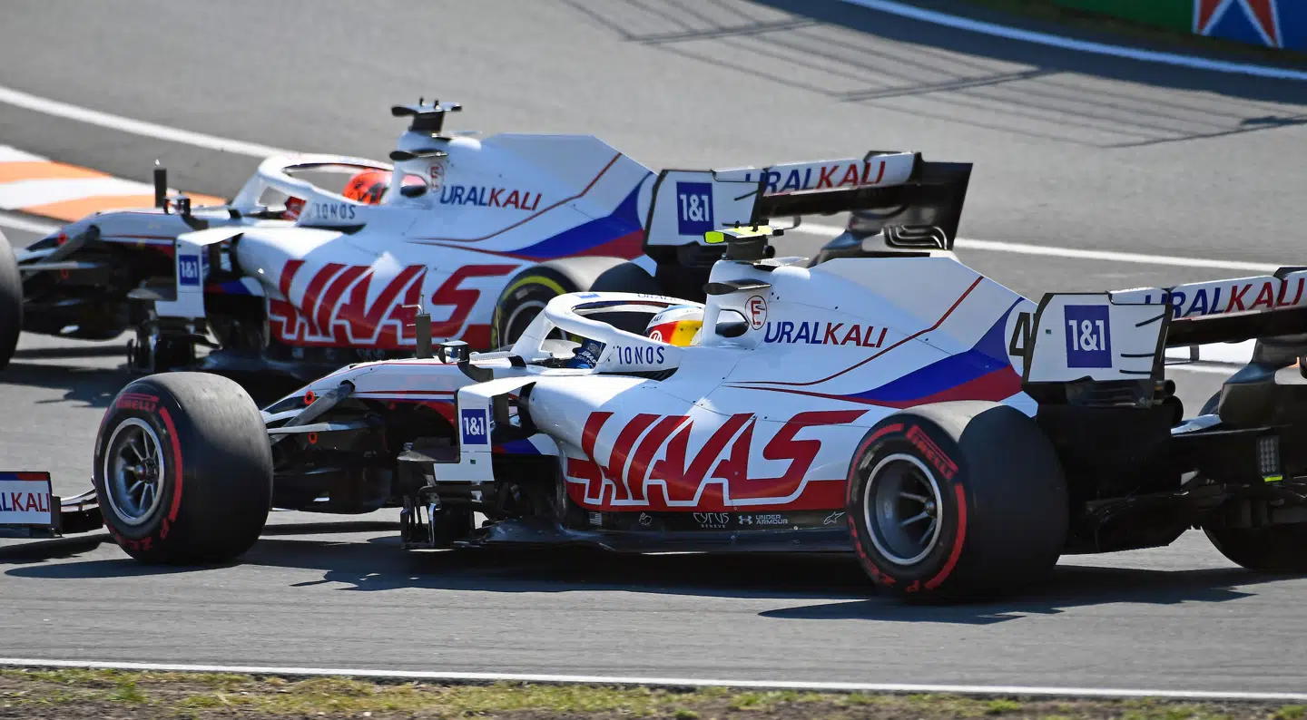 Med rookierne Nikita Mazepin (forrest) og Mick Schumacher er Haas F1 Team i år blevet isoleret i bundet af Formel 1-feltet.