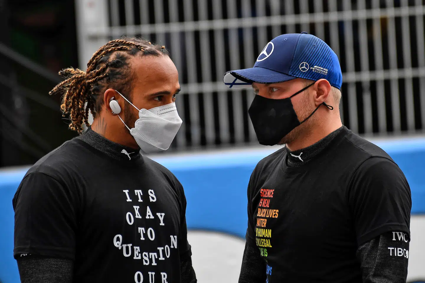 Lewis Hamilton (tv.) med sin andenkører, Valtteri Bottas. Finnen virker hverken hurtig eller motiveret nok til at kunne hjælpe englænderen i VM-duellen med Max Verstappen.