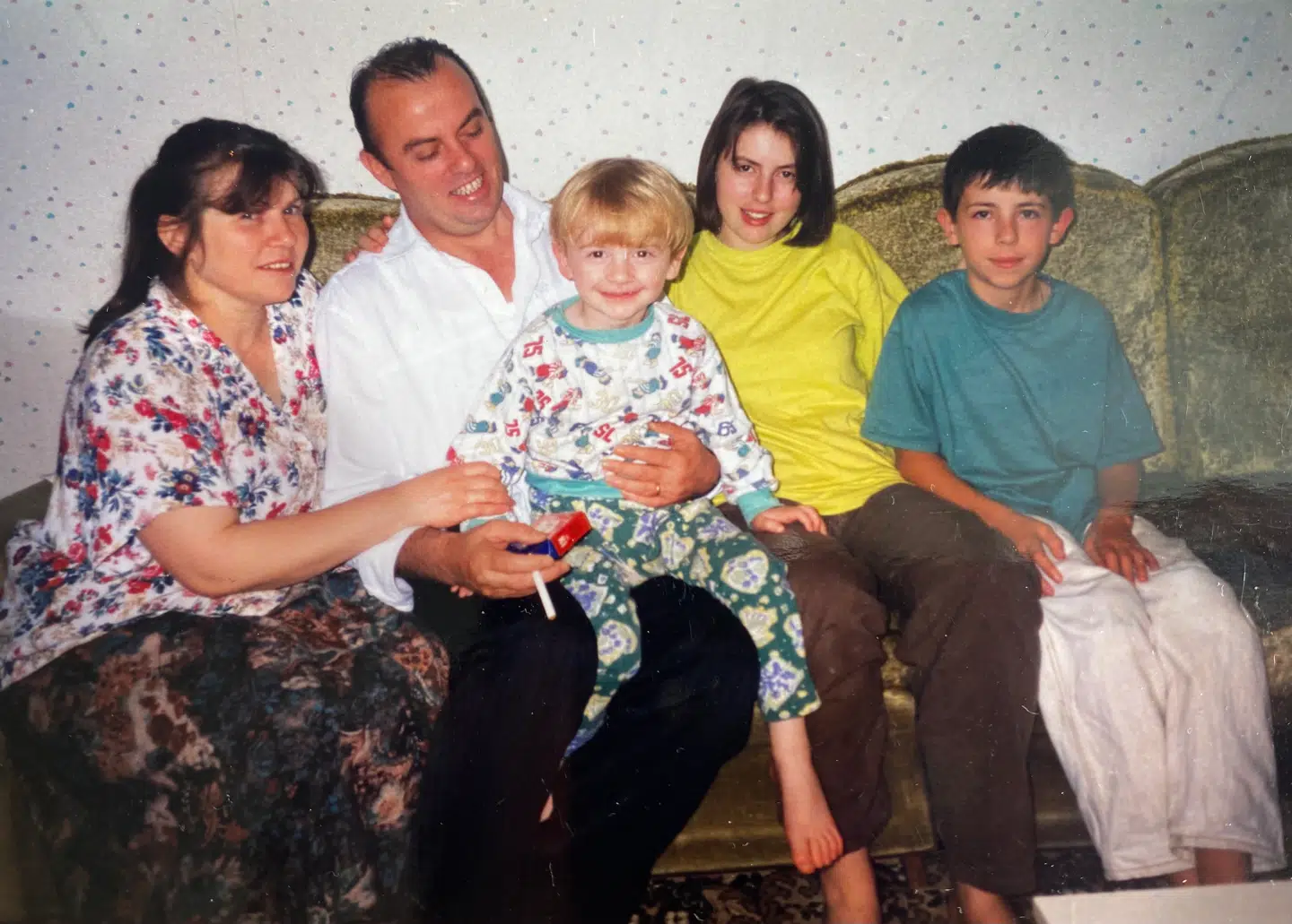 Jimilian og hans familie, da de bor i Belgien. Det er Jimilian på skødet af sin far i midten.