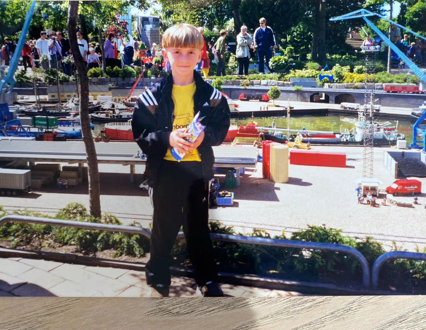 5-årige Jimilian i Legoland, da familien er kommet til Danmark.