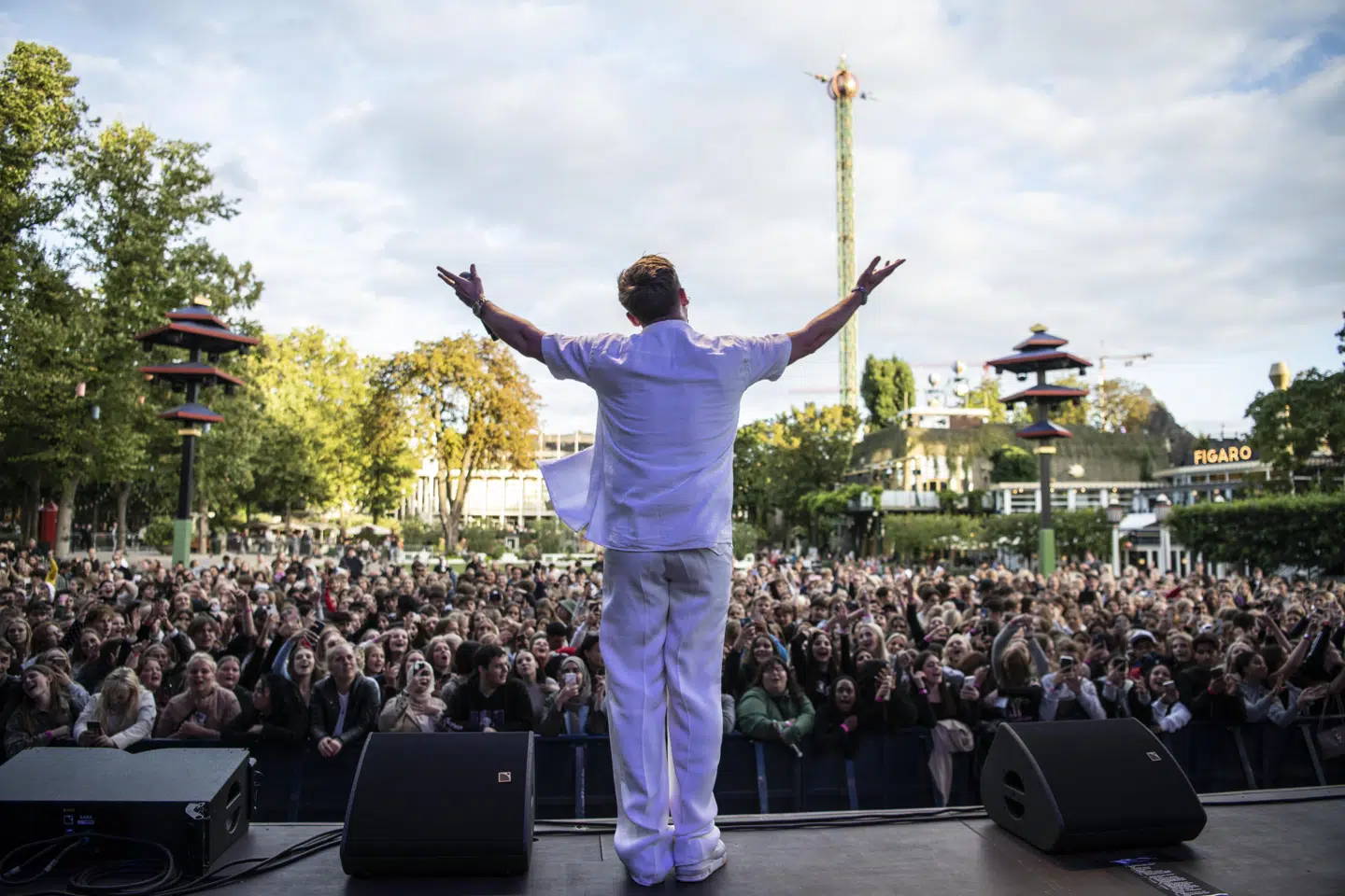 Jimilian har 50.000 følgere på Instagram. Her står han foran en del af dem under en koncert i Tivoli.