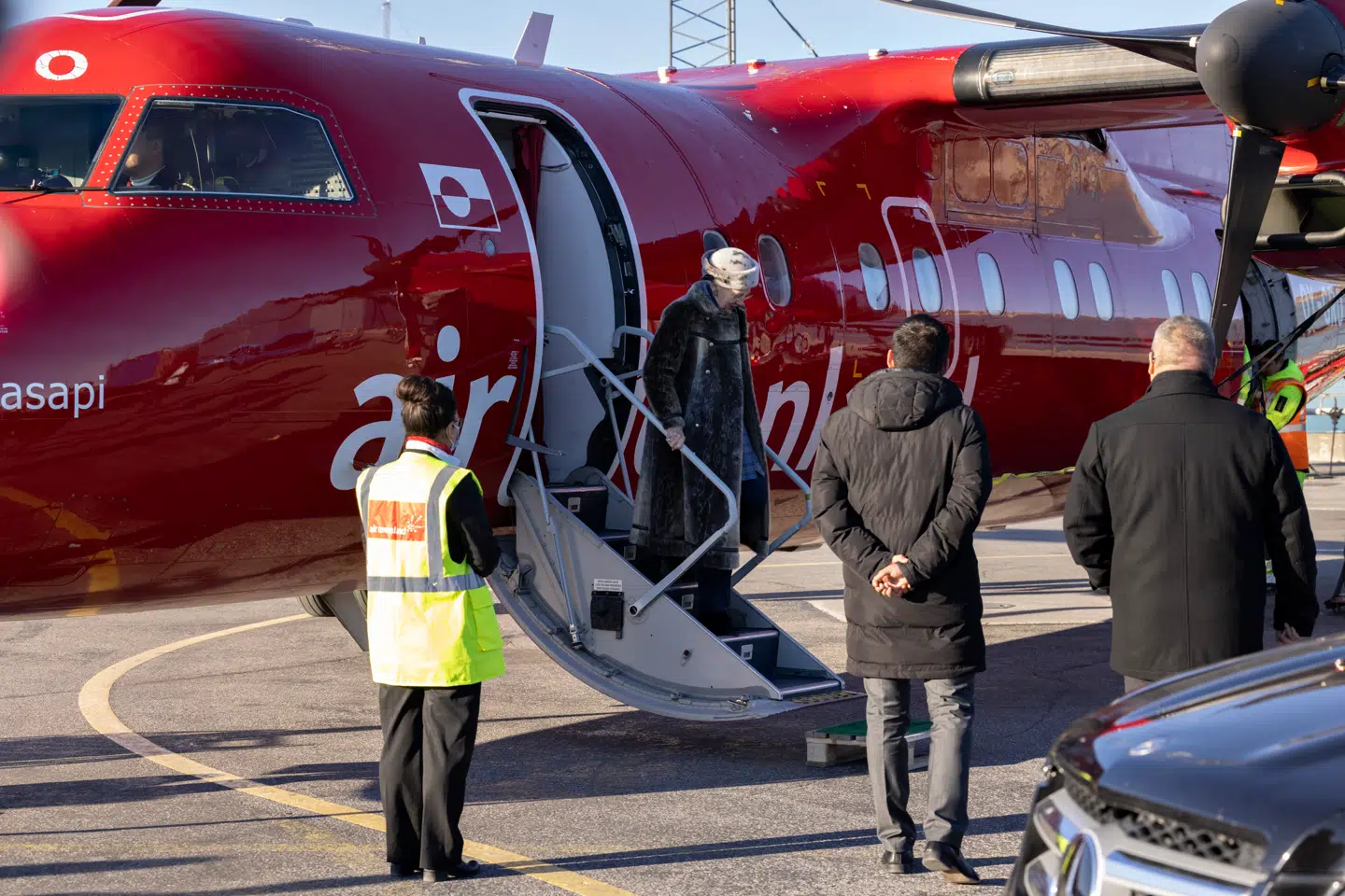 Denmark's Queen Margrethe arrives in Ilulissat, on the East Coast of Greenland, and is welcomed by the chairman of the Naalakkersuisut Muté B. Egede and mayor of Avannaata Palle Jerimiassen, Friday Oct. 8, 2021. The Queen is on a four days visit to Greenland, of which two of the days are a private visit.. (Foto: Christian Klindt Sølbeck/Ritzau Scanpix)