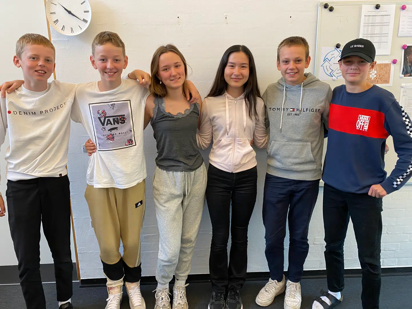 Her ses nogle af Oliver Riise Schleimann-Pedersens klassekammerater. I 7.b er der 23 elever. De hjælper alle med indsamlingen. Foto: Mårslet Skole.