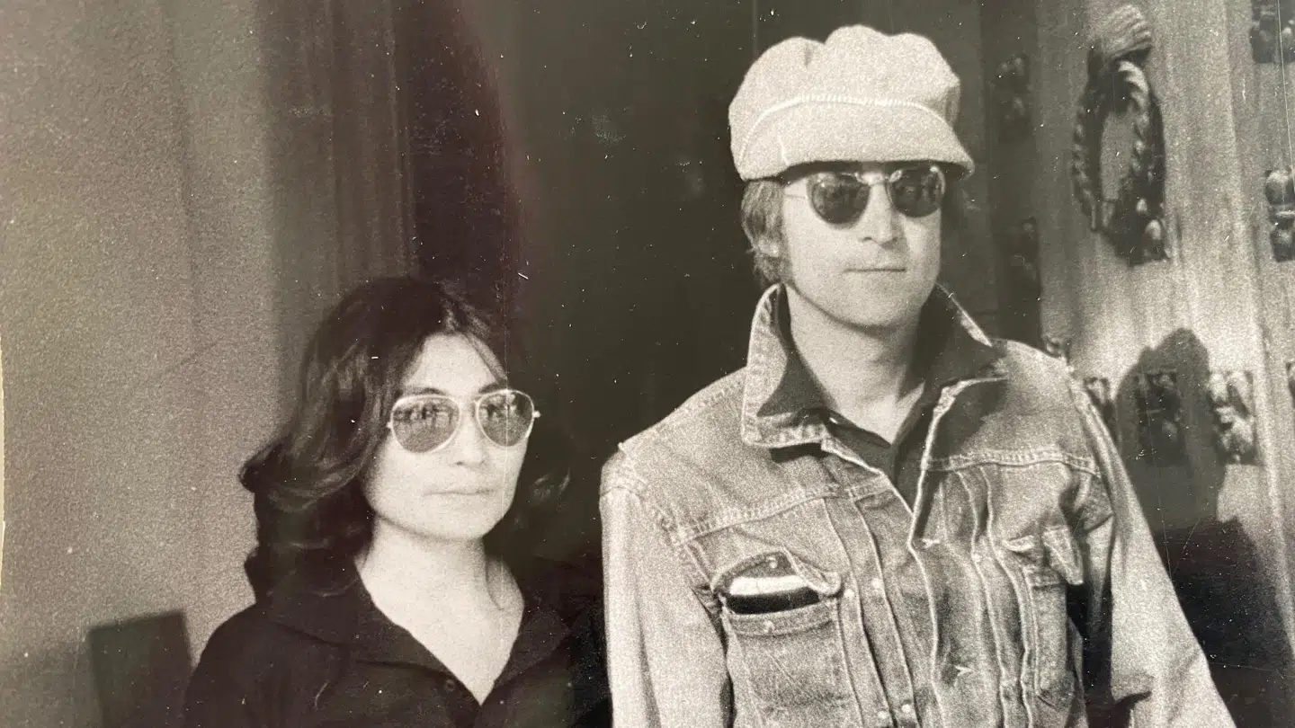 Carsten Reenbergs billede af Yoko Ono og John Lennon i hoteldøren på Mallorca. (Foto: Carsten Reenberg)