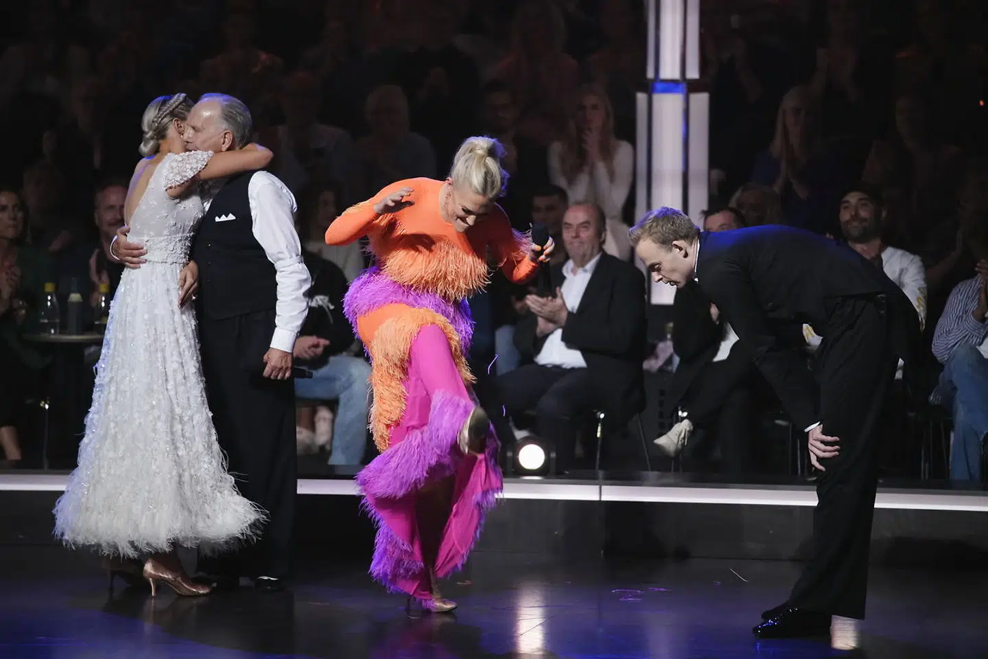 Michelle Kristensen besigtiger skaderne med sin dansepartner, Mads Vad.
