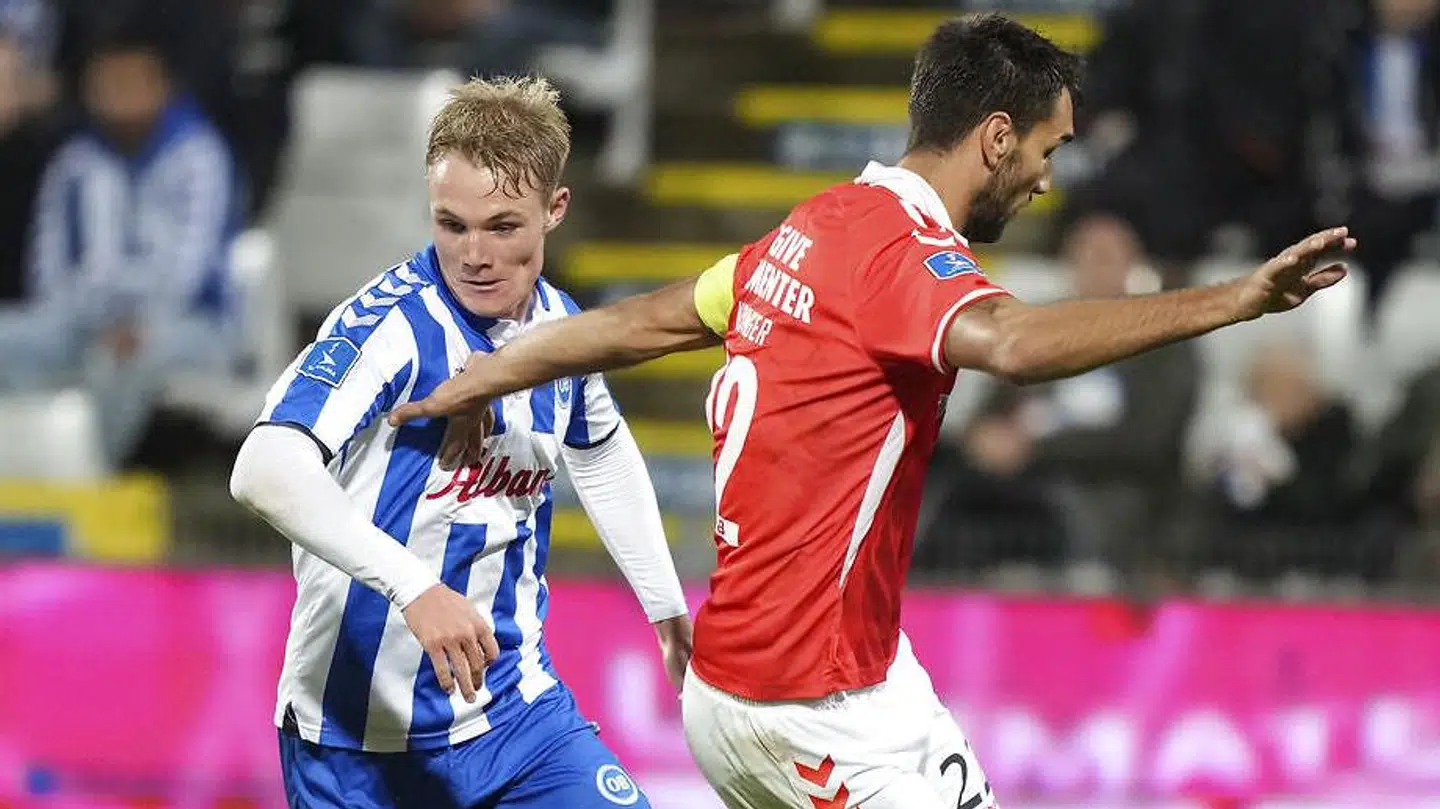 Max Fenger snører Vejles Denis Kolinger i opgøret, der tangerede rekorden for OBs største superligasejr.