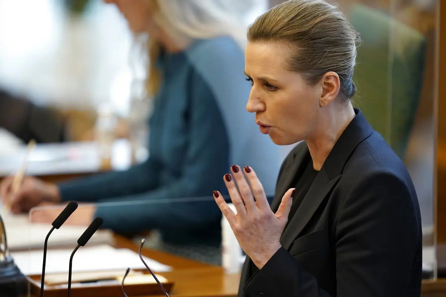 Mette Frederiksen skal afhøres af minkkommissionen 9. december. På billedet forsvarede hun sig i Folketingssalen 25. november 2020, hvor hun blev kritiseret for sin rolle i minkskandalen.