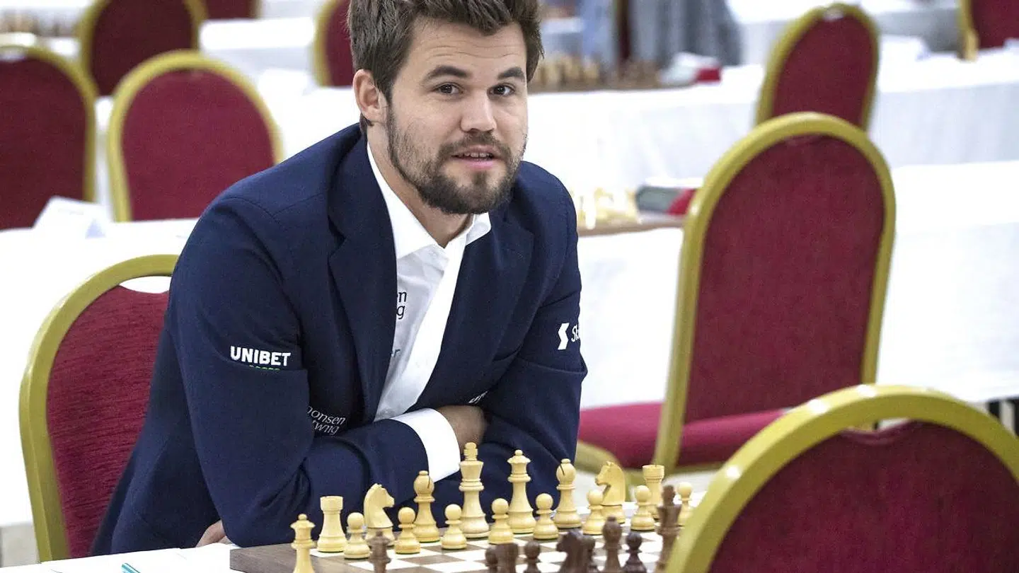 Træneren for den norske skakstjerne Magnus Carlsen (billedet) er kritisk over for valget af ny hovedsponsor for kvindeskakken.