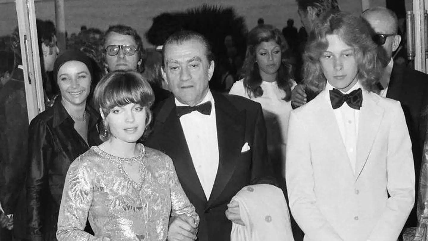 Björn Andresen (i hvid jakke) til Cannes-festivalen i 1971. Desuden ses skuespilleren0 Romy Schneider (tv), instruktøren Luchino Visconti (i sort smoking).