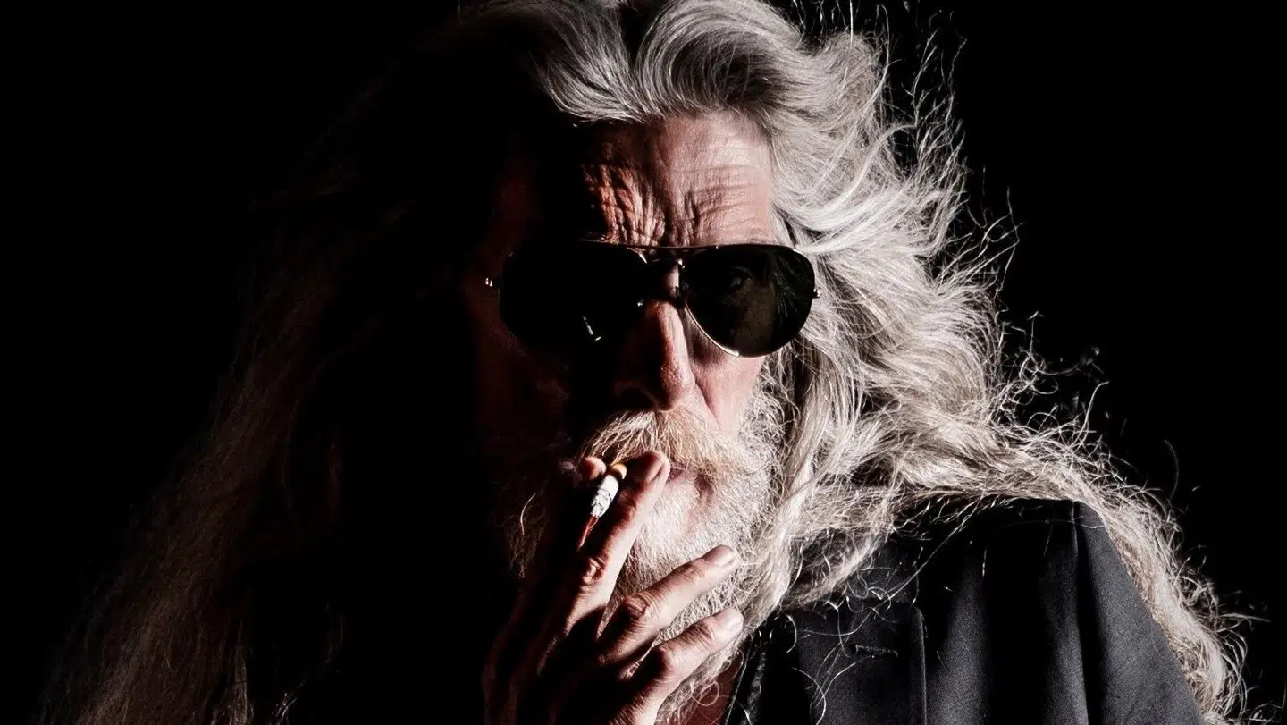 Björn Andresen er i dag 65 år, har langt gråt hår og langt gråt skæg.