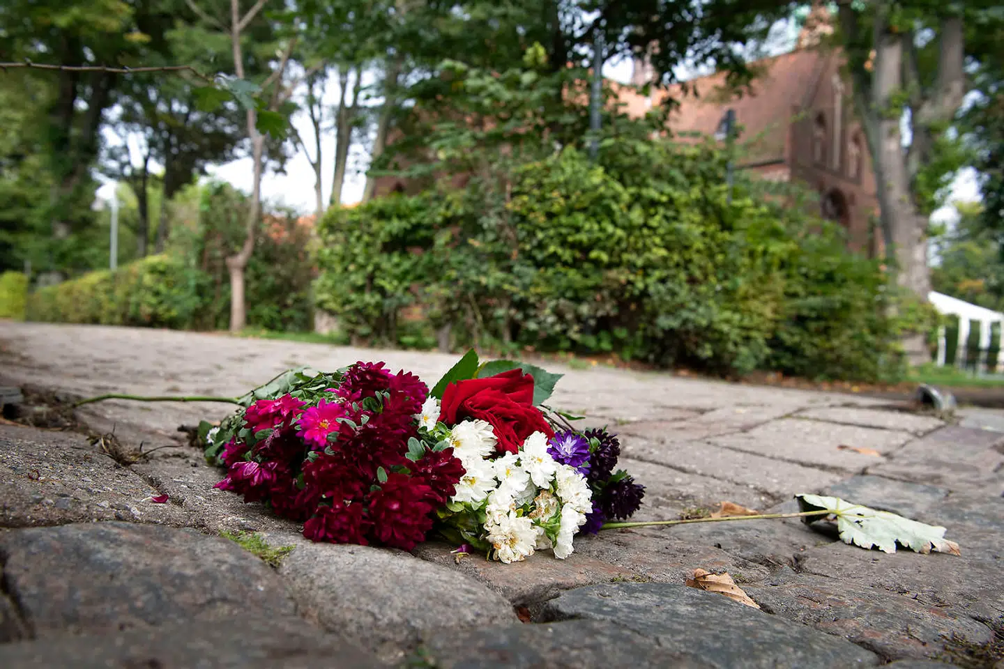 Blomster efterladt ved gerningsstedet for knivdrabet.