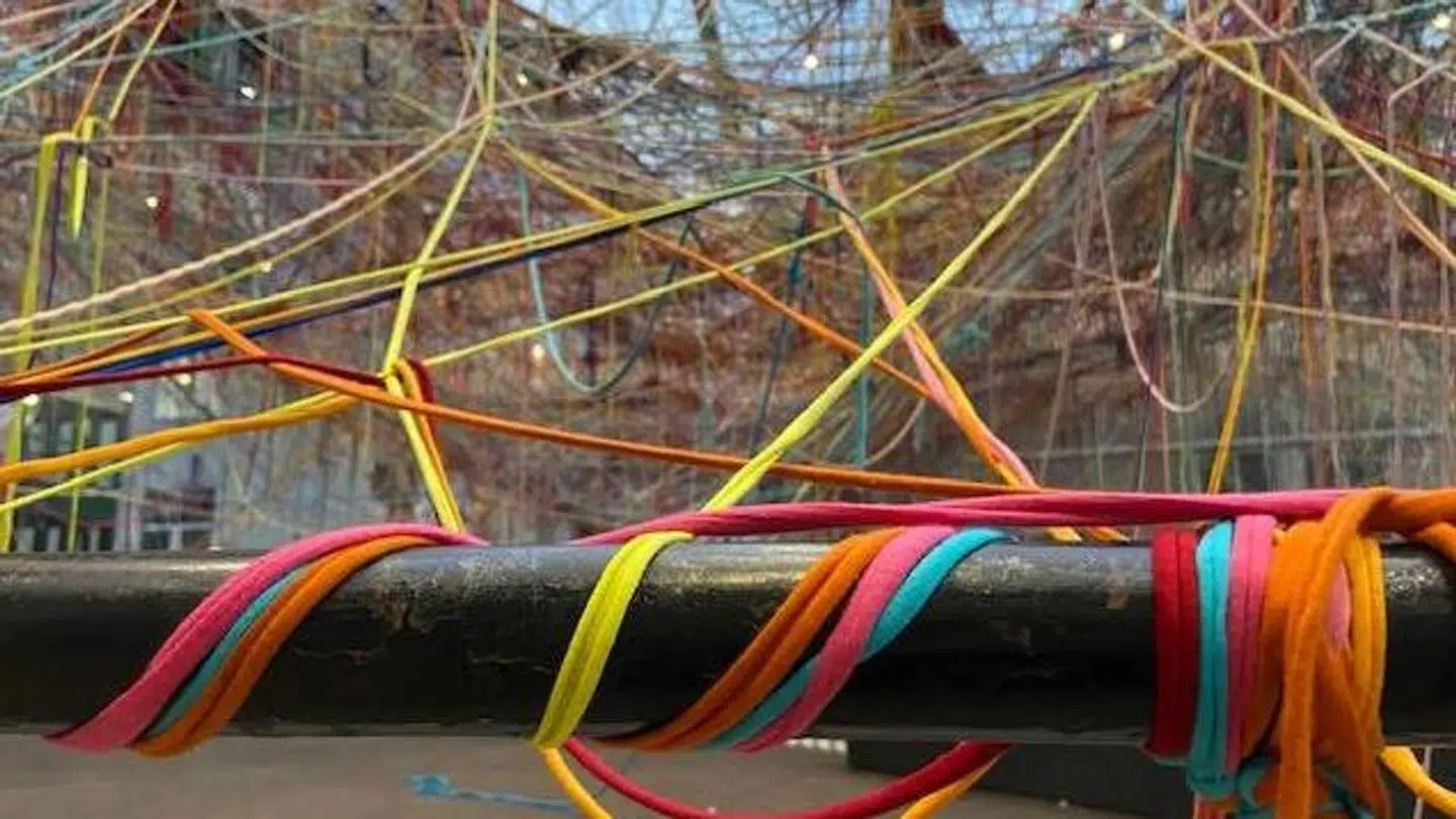 Kunstværket står foran Kunstmuseum Brandts frem til den 10. oktober. Foto: Amanda Kieler Andersen.